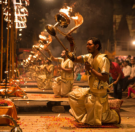 Ganga-aarti-ceremony-rituals-performed-by-Hindu priests-in-Varanasi