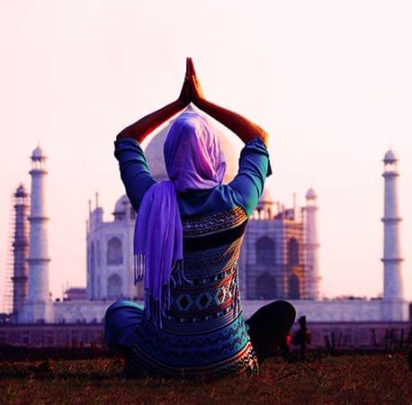 woman-in-traditional-indian-clothes-in-front-of-Taj-Mahal-in-Agra