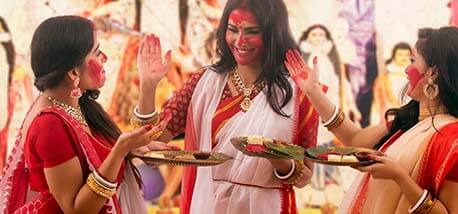 Sindoor-Kheyla-by-Bengali-Married-Ladies-during-Durga-Puja