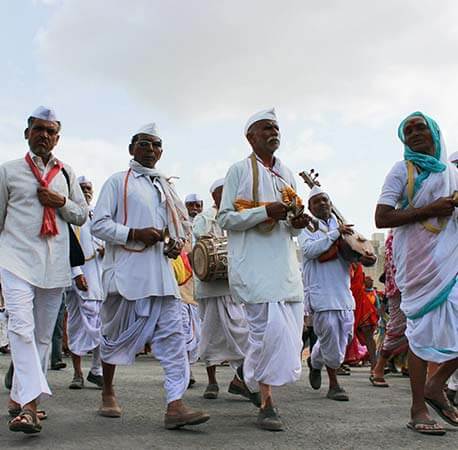 Pilgrims-or-warkari-performing-bhajan