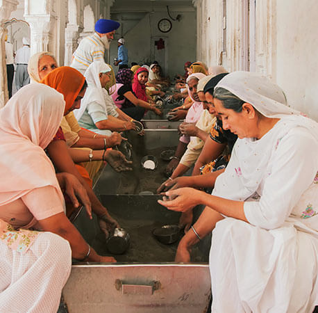 Women-giving-free-service-for-serving-to-the-mankind-at-Golden-Temple