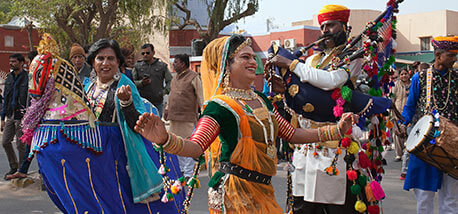  Band-in-traditional-clothes-performing-at-festival-in-Rajasthan-state